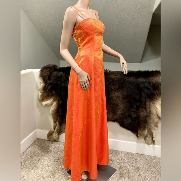 Vintage Style Delicate Hand Beaded Floral Pattern Sleeveless Gown - Picture 7 of 16